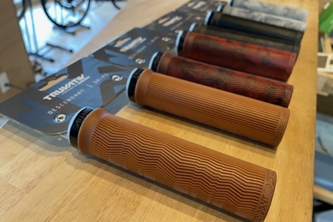 TRUVATIV DESCENDANT グリップ入荷しました！！