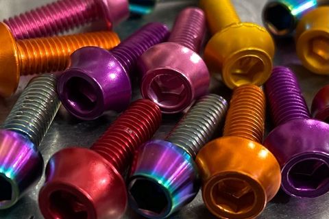 お気に入りのマイバイクにいかがですか？？(^^)Wolf Tooth ボトルケージボルト入荷しました！！