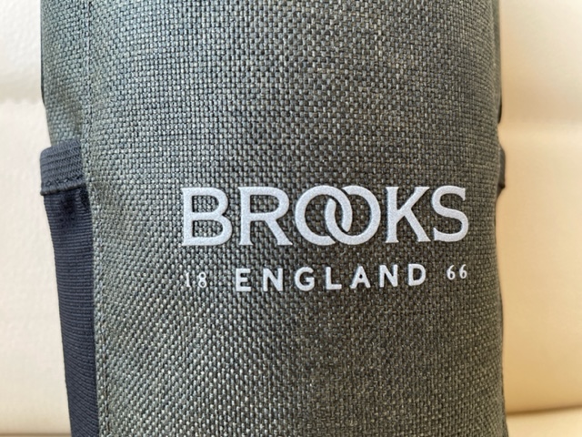 渋くてカッコいいですね。BROOKS SCAPE FEED POUCH & HANDLEBAR