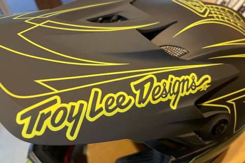 いかつくてカッコいい！！Troy Lee Designs D3 FIBER LITE size L が入荷してまいりました！！