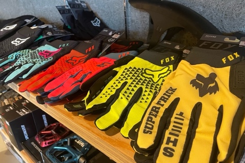 トレイルシーズンに向けて是非！！FOX DEFEND GLOVE各カラー各サイズ入荷しました！！